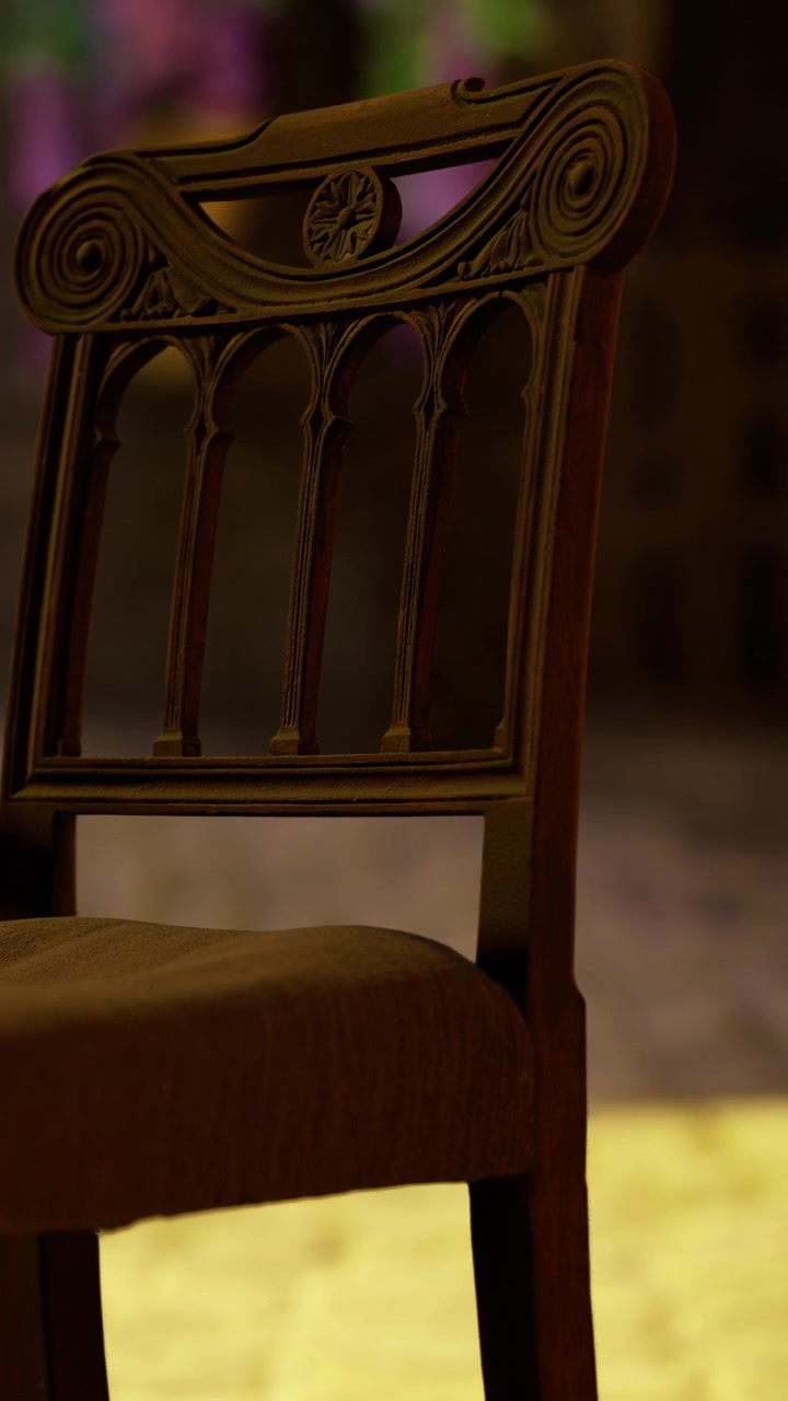 Detailní design dřevěné židle s unikátním opěradlem v teplém prostředí.