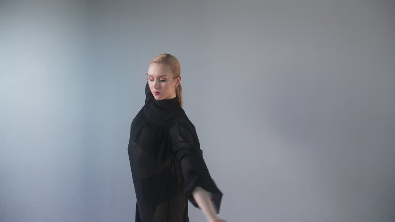 балетная танцовщица в черном платье