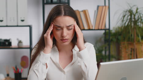 Mujer-De-Negocios-Caucásica-Cansada-Que-Sufre-De-Dolor-De-Cabeza,-Problema-De-Tensión,-Migraña,-Estrés-En-La-Oficina