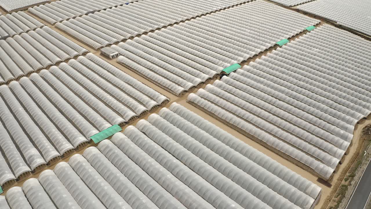 imágenes aéreas de grandes granjas de invernadero en españa