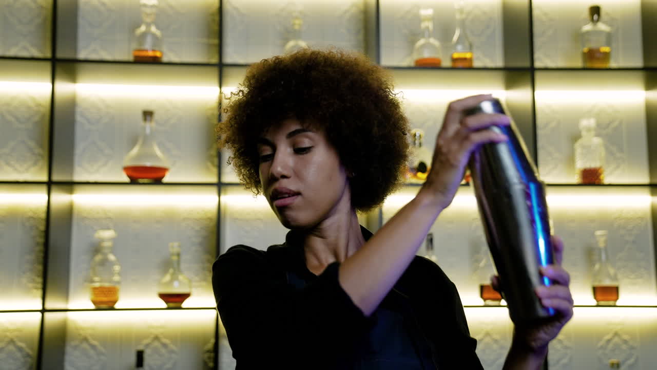 테일을 준비하는 바텐더