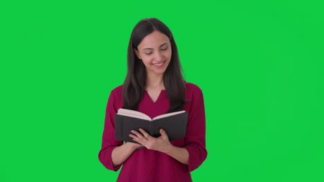 mujer india feliz leyendo un libro pantalla verde