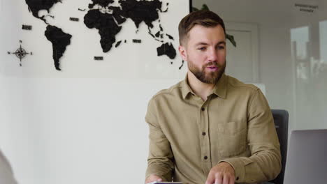 hombre que trabaja en una agencia de viajes