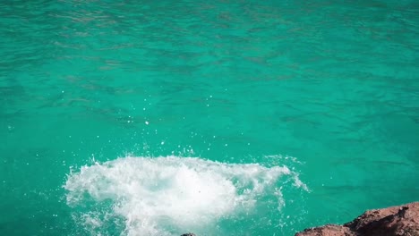 hombre saltando al agua de mar