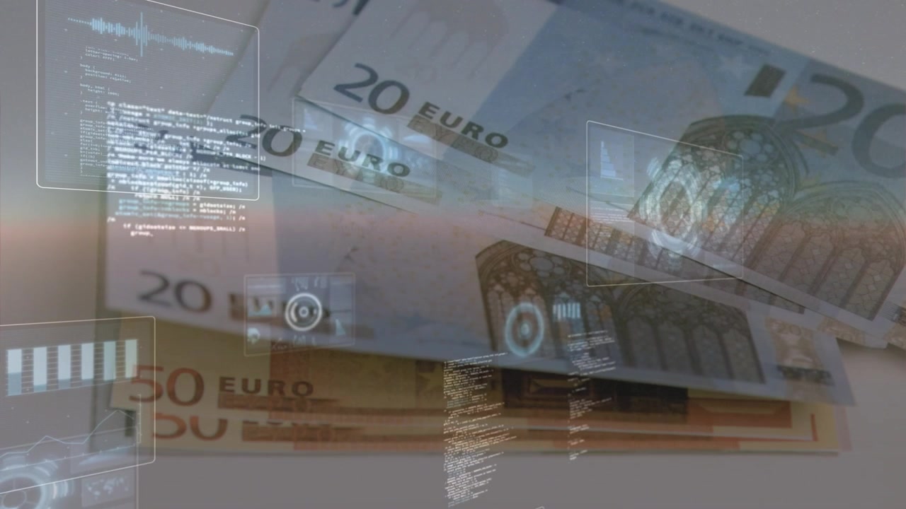 En stak eurosedler scannes af et pulserende HUD, overlejringer afslører 50 euro til finansiel analyse.