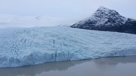 Increíble-Paisaje-Helado-De-Fjallsa-Rlo-N-En-Islandia---Toma-Aérea