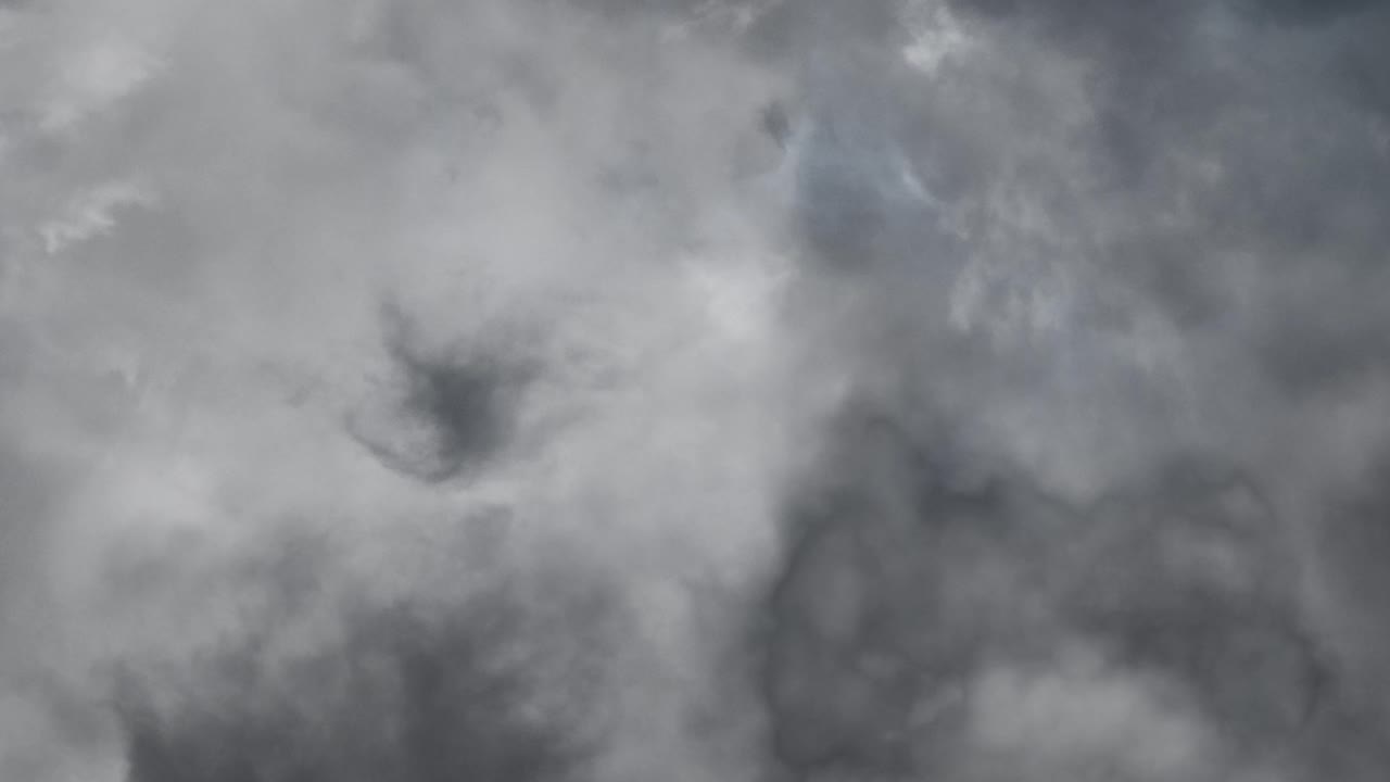 los relámpagos, las nubes grises en el cielo