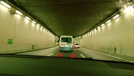 conduciendo a través de un túnel de automóviles