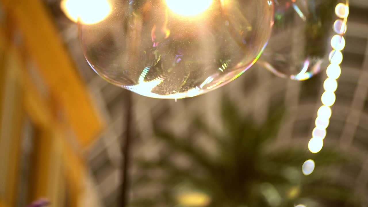 soplando burbujas de jabón en una fiesta de niños.