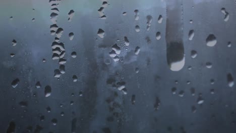 Nebliges-Fenster-Mit-Feuchtigkeit-Und-Wassertropfen