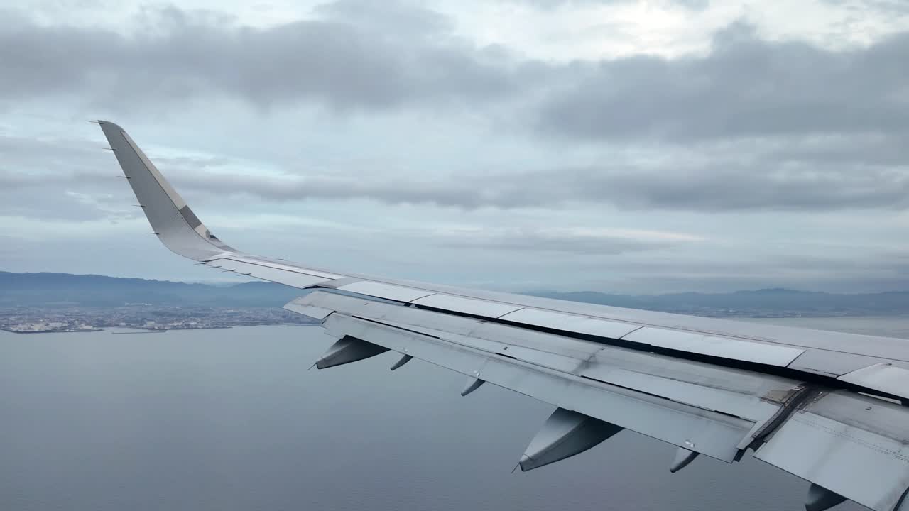 vista desde una ventana de un avión que muestra paisajes y nubes desde lo alto