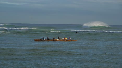 Drachenbootteam,-Das-Im-Sommer-Auf-Dem-Blauen-Ozean-Paddelt---Surfen-Und-Bootfahren-Am-Strand-Von-Currumbin---Gold-Coast,-Queensland,-Australien