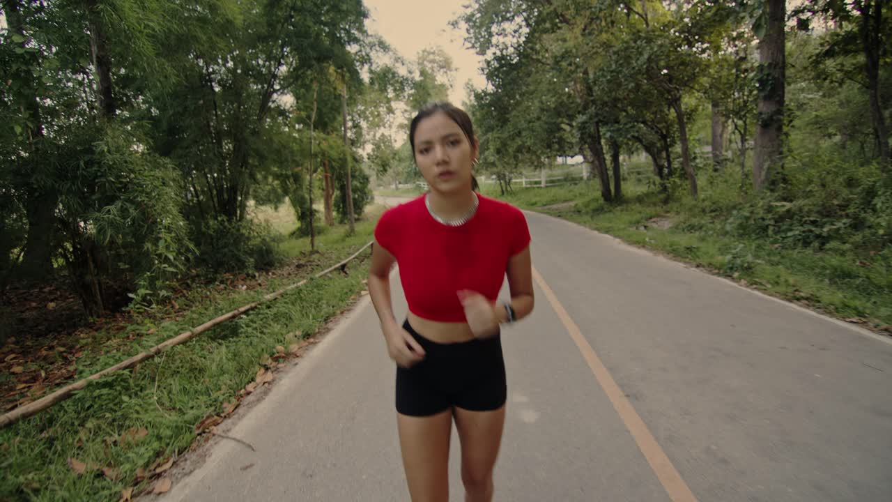 mujer corriendo al aire libre