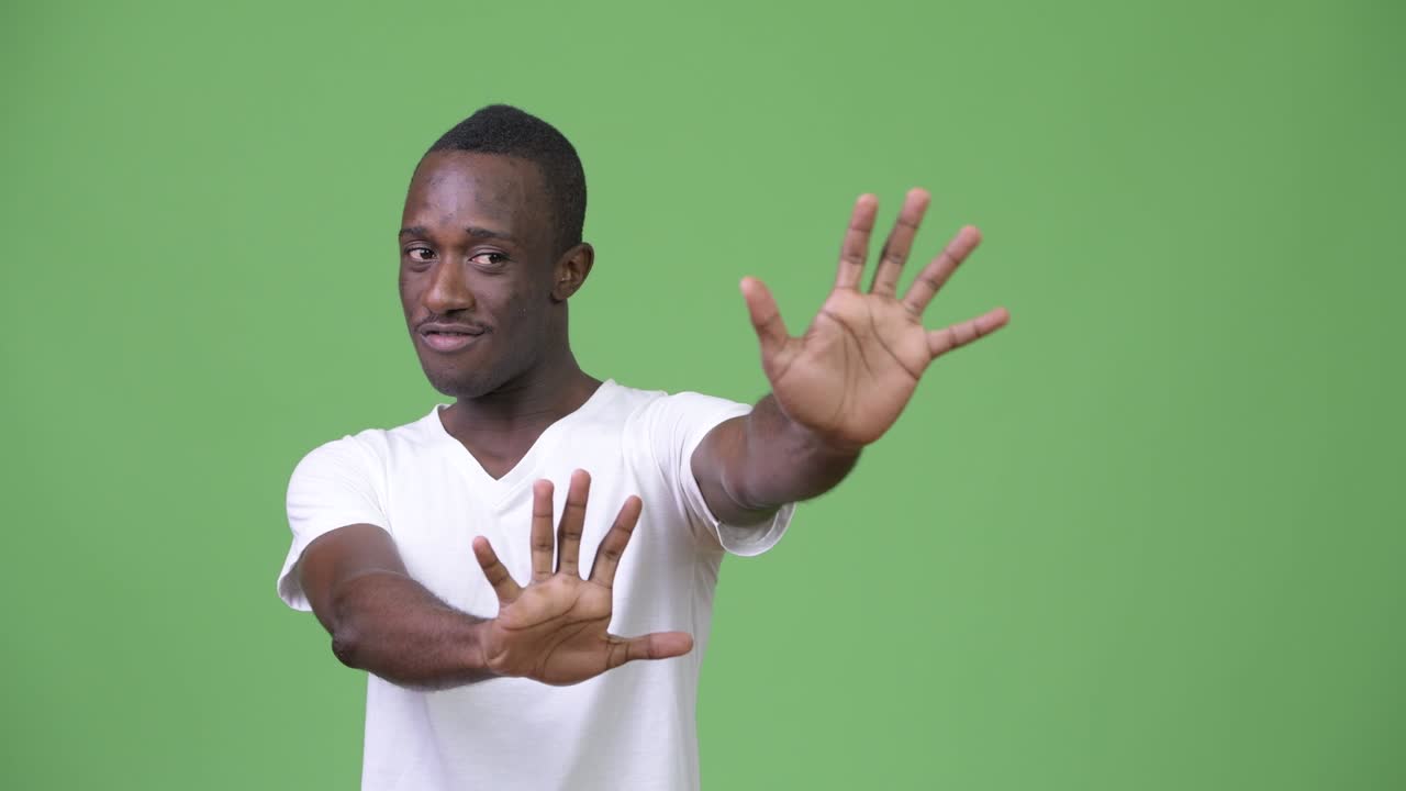 joven africano radiando superpoderes como concepto