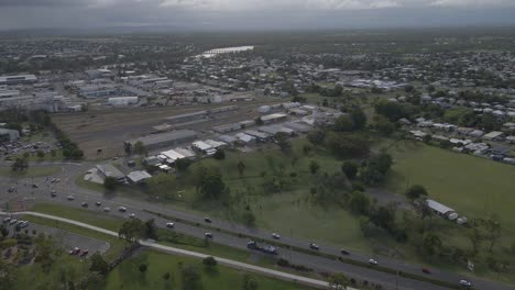 Vehículos-Que-Circulan-Por-La-Carretera-Junto-A-Los-Jardines-Y-Camping-Kershaw-En-Park-Avenue,-Queensland,-Australia