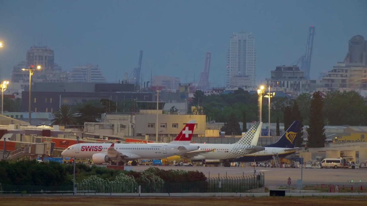 夕暮れ時の空港ターミナルに駐機された旅客機