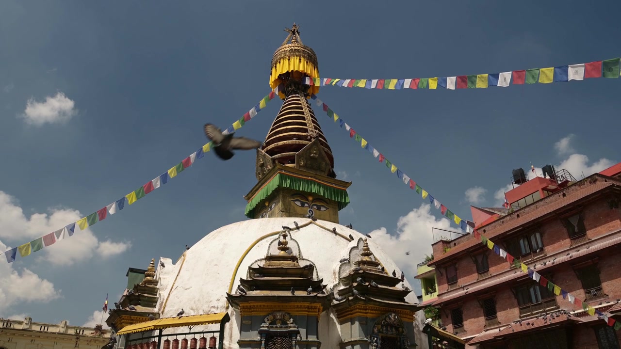 Kaunis Kathmandun buddhalainen temppeli Nepalissa, uskonnollinen kohde kirkkaan sinisen taivaan aurinkoisena päivänä, suosittu ja kuuluisa buddhalainen rakennus Kathmandussa vanhassa historiallisessa keskustassa.
