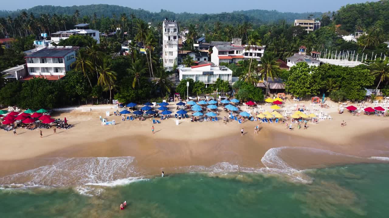 탁 트인 녹색 풍경 배경, 스리랑카와 함께 모래 해변 섬에서 멀리 비행