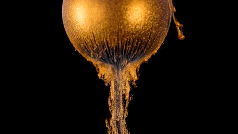 la pintura de brillo dorado fluye lentamente de la pelota