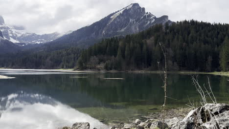 Water-Reflection-On-Obersee-In-The-Glarus-Alps,-Glarnerland,-Näfels,-Canton-Of-Glarus,-Switzerland