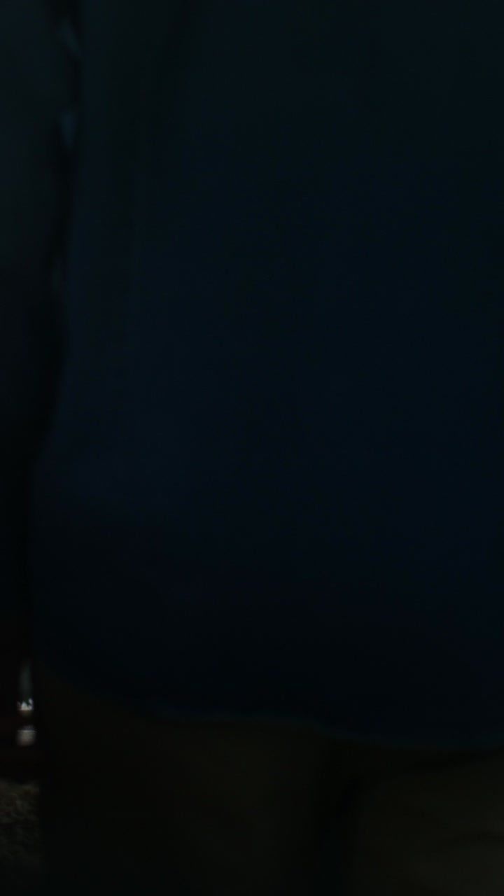 una pareja besándose en una caravana.