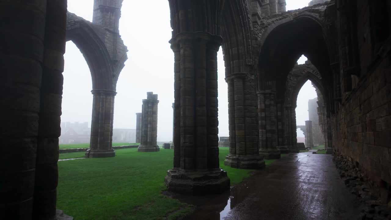 Abbazia di Whitby ora in rovina e formalmente un'abbazia benedettina, situata a picco sul mare sulla costa orientale dell'Inghilterra