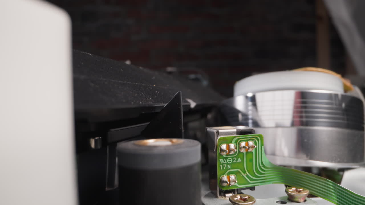 비디오 테이프 레코더는 카세트에 필름을 읽기 헤드에 넣습니다.