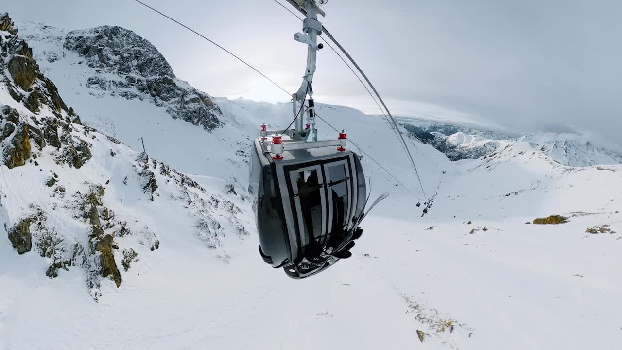 아름다운 산을 배경으로 스키 리조트를 오르는 스키 리프트 캐빈의 외부 각도