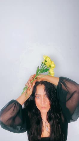 mujer con flores amarillas