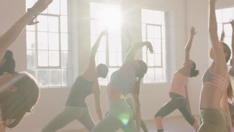 Multiethnische-Frauen-Im-Yoga-Kurs-Praktizieren-Die-Reverse-Warrior-Pose-Und-Genießen-Einen-Gesunden-Lebensstil-Beim-Training-Im-Fitnessstudio-Bei-Sonnenaufgang