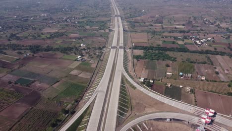 Aufschlussreiche-Luftaufnahme-Des-Autobahnkreuzes-Samruddhi-Mahamarg-Oder-Nagpur-Nach-Mumbai-Super-Communication-Expressway,-Eine-Im-Bau-Befindliche-6-spurige-Autobahn