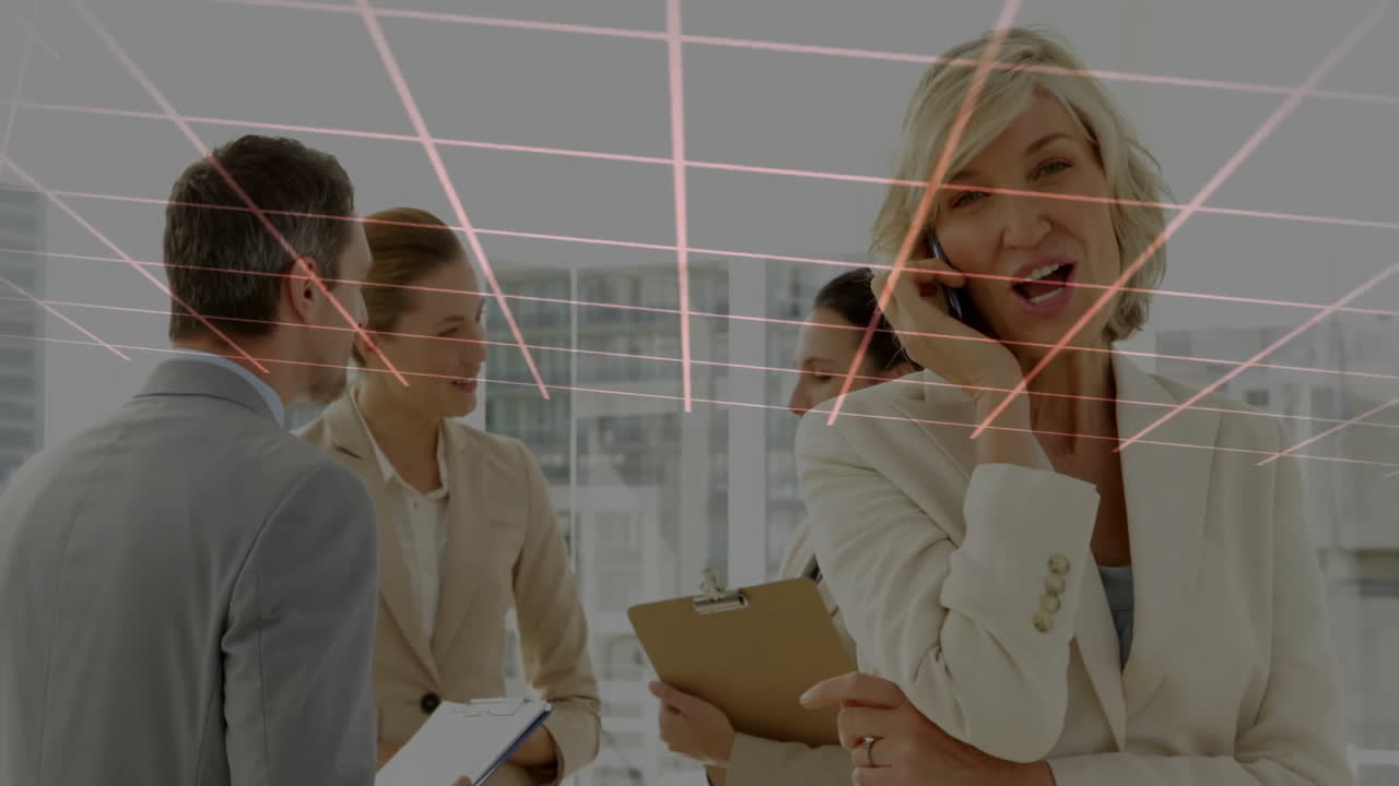 бизнесмены обсуждают и используют телефон через сетевые соединения анимация