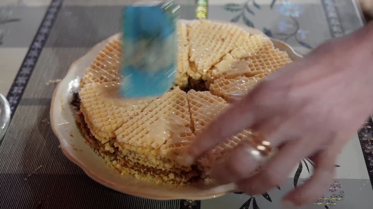 아주 간단한 와플 케이크를 만들고 달한 크림으로 퍼뜨립니다.