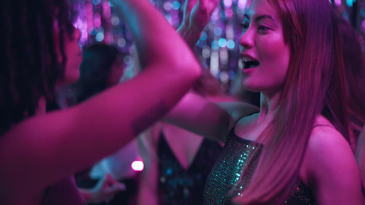 mujeres bailando en un club nocturno