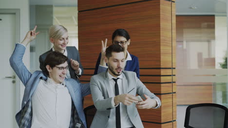 equipo de negocios celebrando el éxito