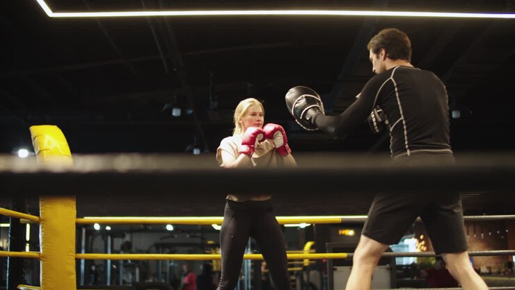 Donna sportiva che fa boxe in palestra