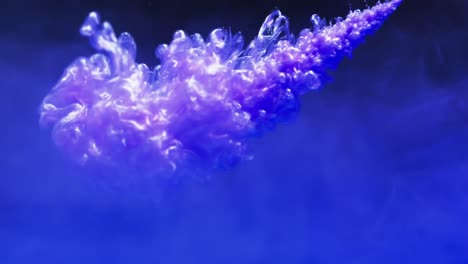 video de un primer plano de tinta púrpura en el agua con espacio para copiar