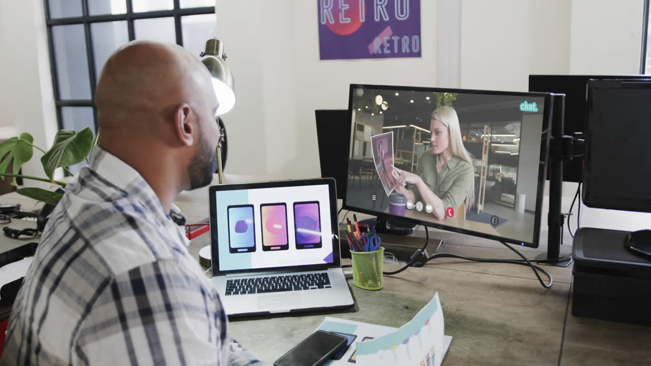 hombre de negocios afroamericano en videollamada con una colega caucásica en la pantalla