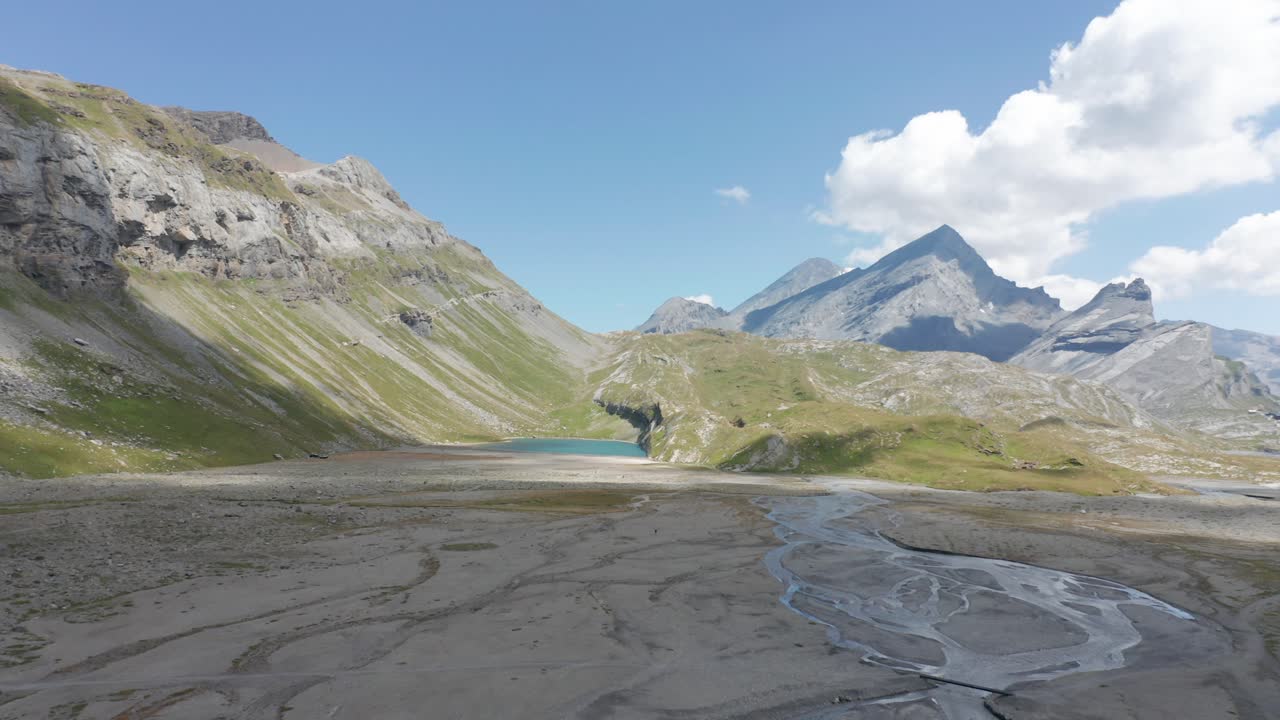 드론 이 서서히 건조 한 호수 에 있는 작은 물체 를 향해 날아가고 있다