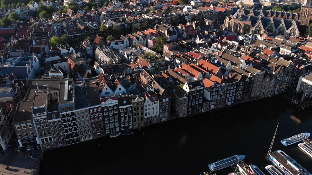 vista aérea a las casas del canal y la ciudad en amsterdam, países bajos
