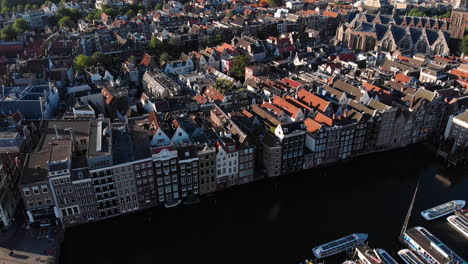 Vista-Aérea-A-Las-Casas-Del-Canal-Y-La-Ciudad-En-Amsterdam,-Países-Bajos