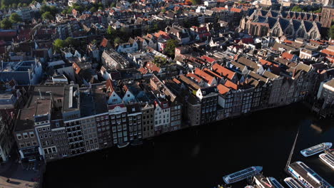 vista aérea a las casas del canal y la ciudad en amsterdam, países bajos