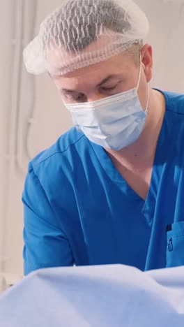 cirujano en la sala de operaciones