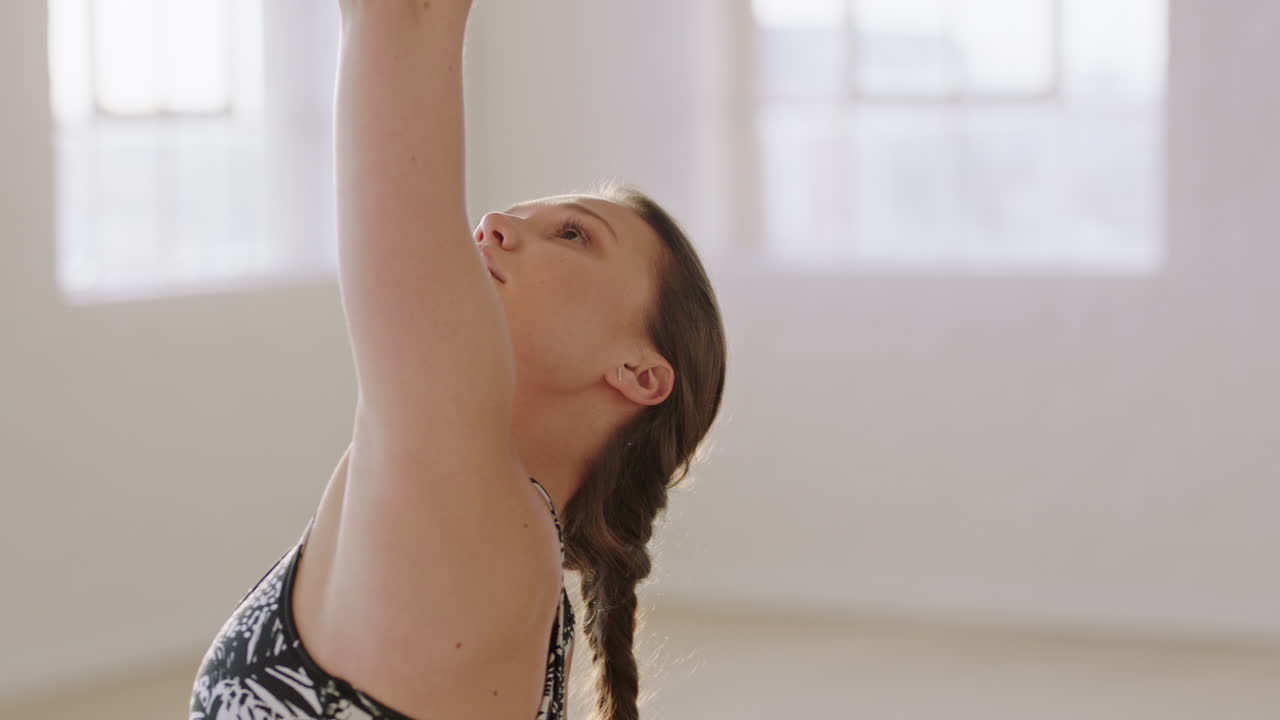 건강한 라이프 스타일을 운동하는 아름다운 요가 여성 확장된 측면 각도 포즈 스튜디오 훈련에서 운동을 즐기는 마음챙김 호흡 운동