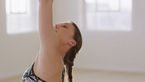 hermosa mujer de yoga ejercitando un estilo de vida saludable practicando pose de ángulo lateral extendido disfrutando del entrenamiento en el estudio de entrenamiento ejercicio de respiración consciente