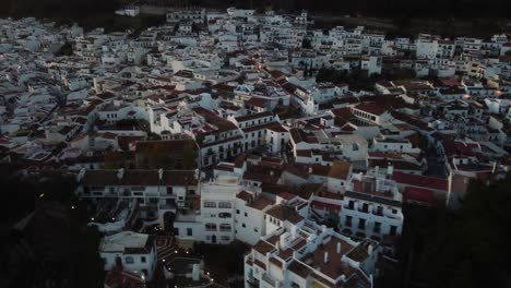 Edificio-Blanco-De-Mijas-Vilalge-En-España-Después-Del-Sol,-Vista-Aérea