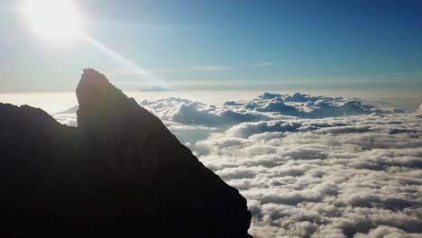 vista de un pico de montaña sobre las nubes al amanecer en indonesia