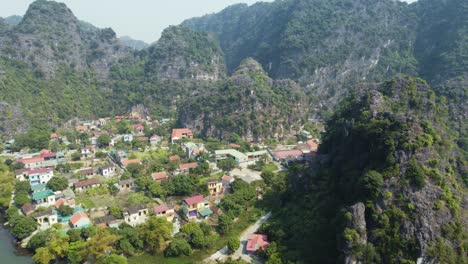 Drone-Aéreo-Volando-Sobre-Un-Pueblo-En-Un-Valle-De-Montaña-De-Piedra-Caliza-En-Vietnam