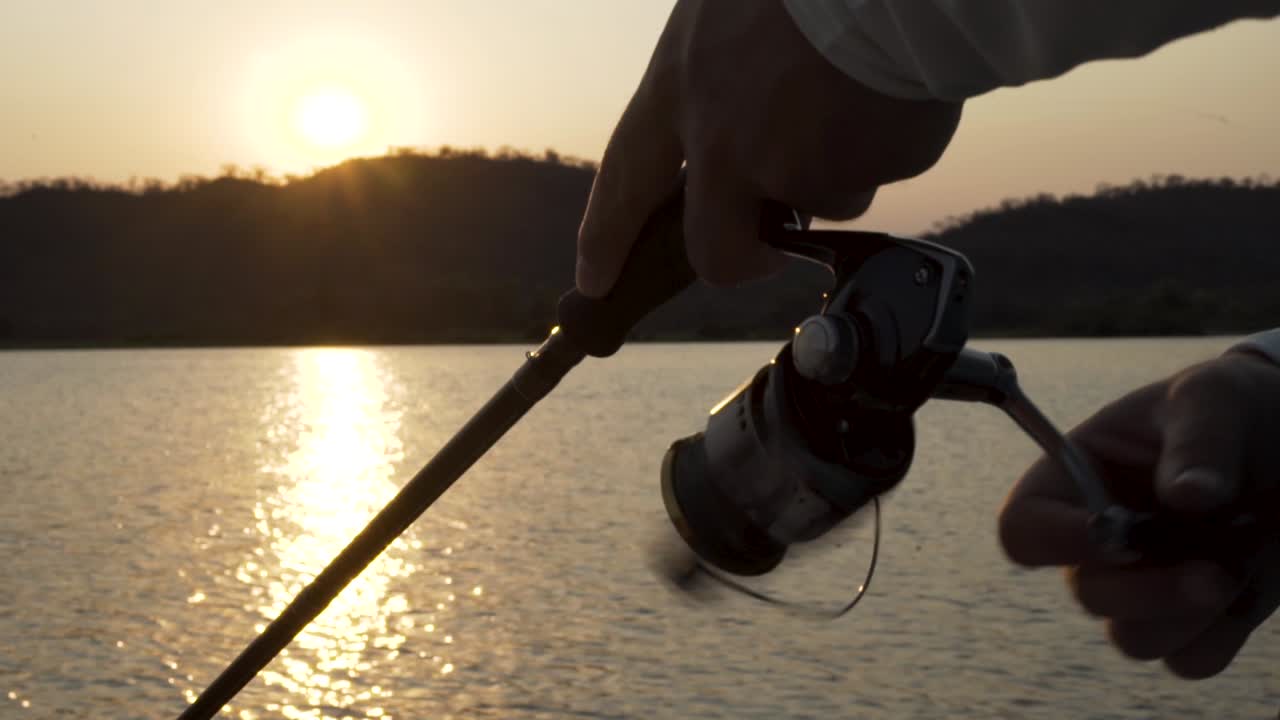 primer plano pescando en un río durante el anochecer o el amanecer