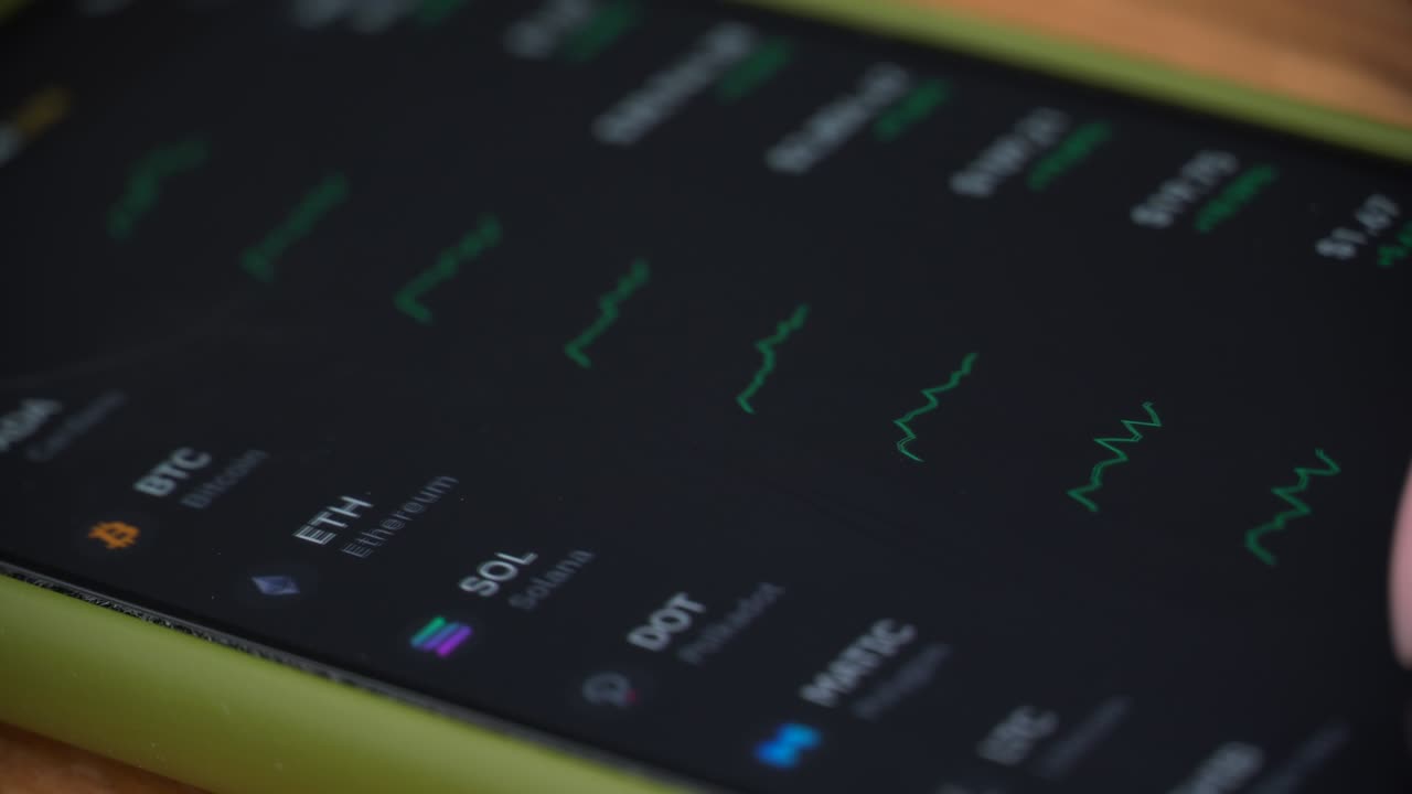 la mano de una mujer comerciante toca la pantalla de las cotizaciones del mercado de valores en un teléfono inteligente